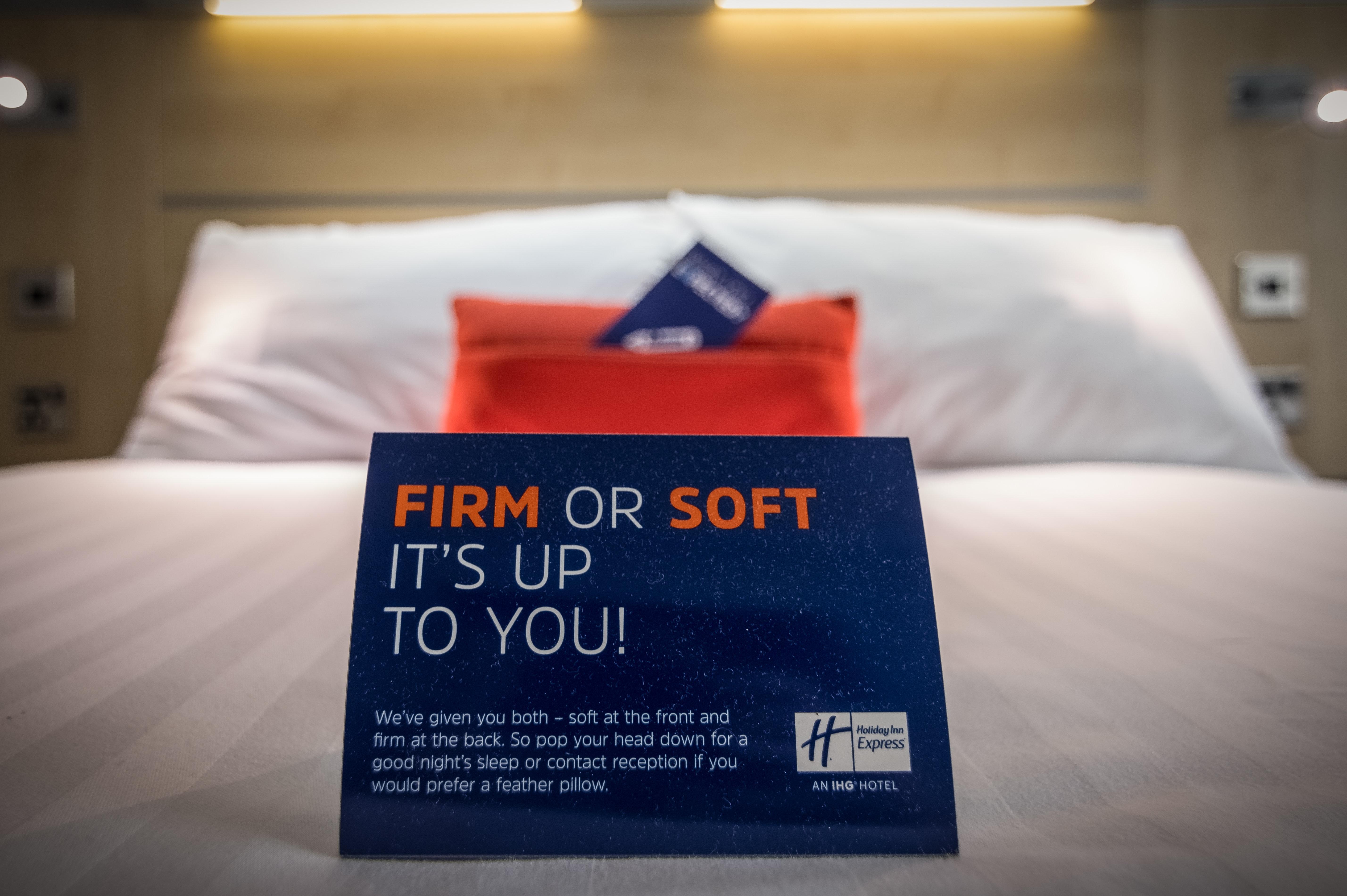 Holiday Inn Express Kettering By Ihg Exterior photo