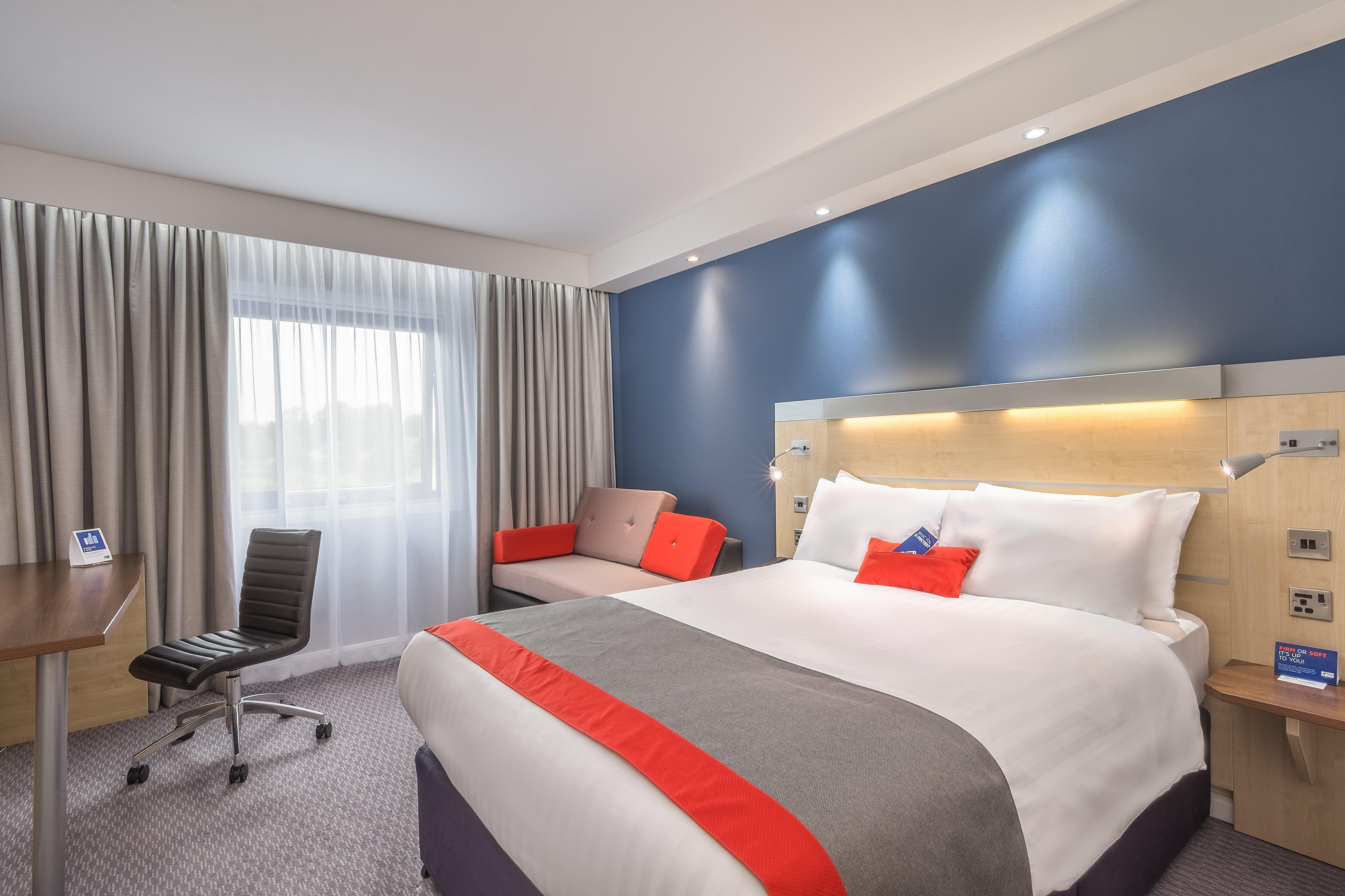 Holiday Inn Express Kettering By Ihg Exterior photo