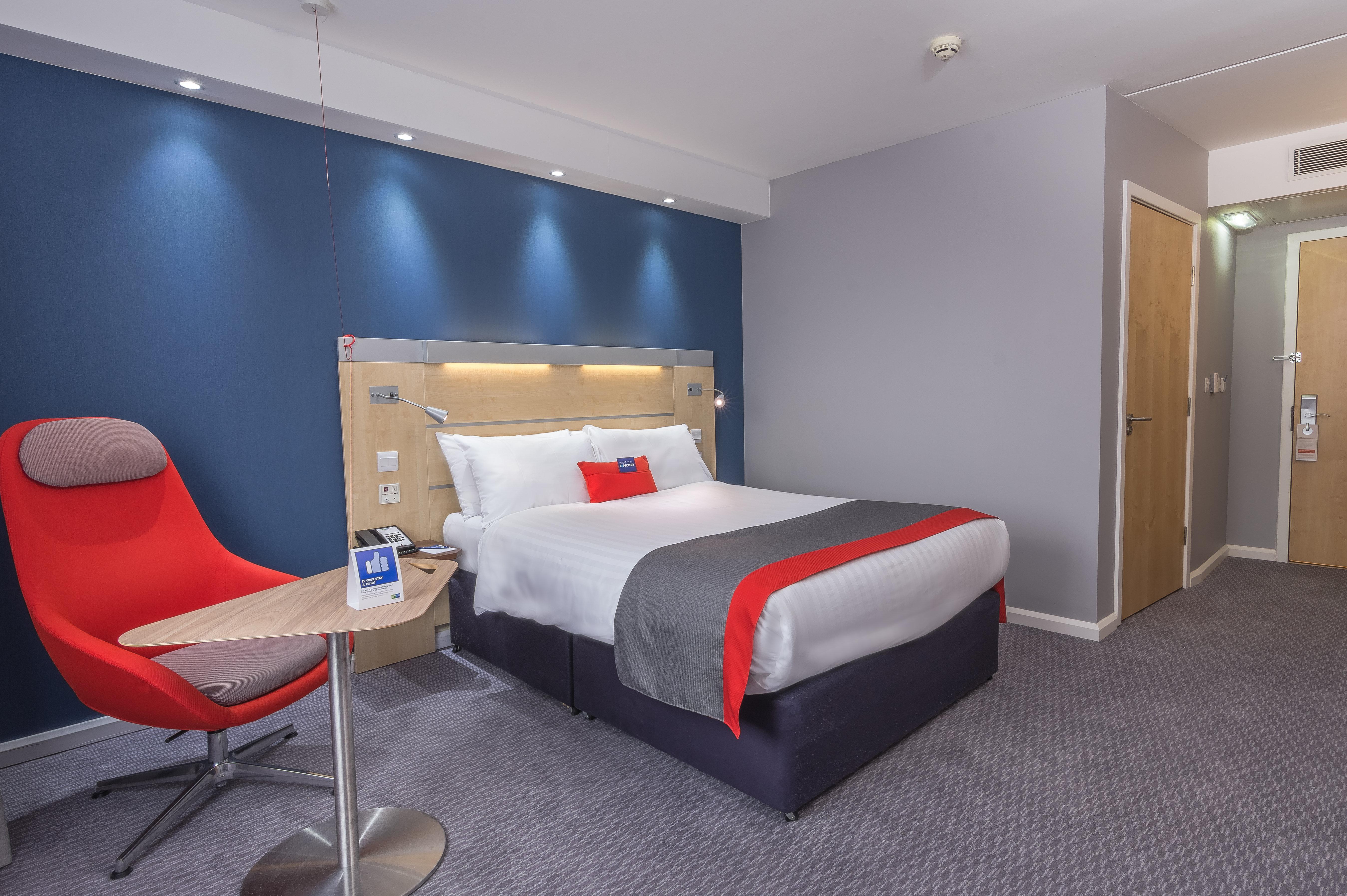 Holiday Inn Express Kettering By Ihg Exterior photo