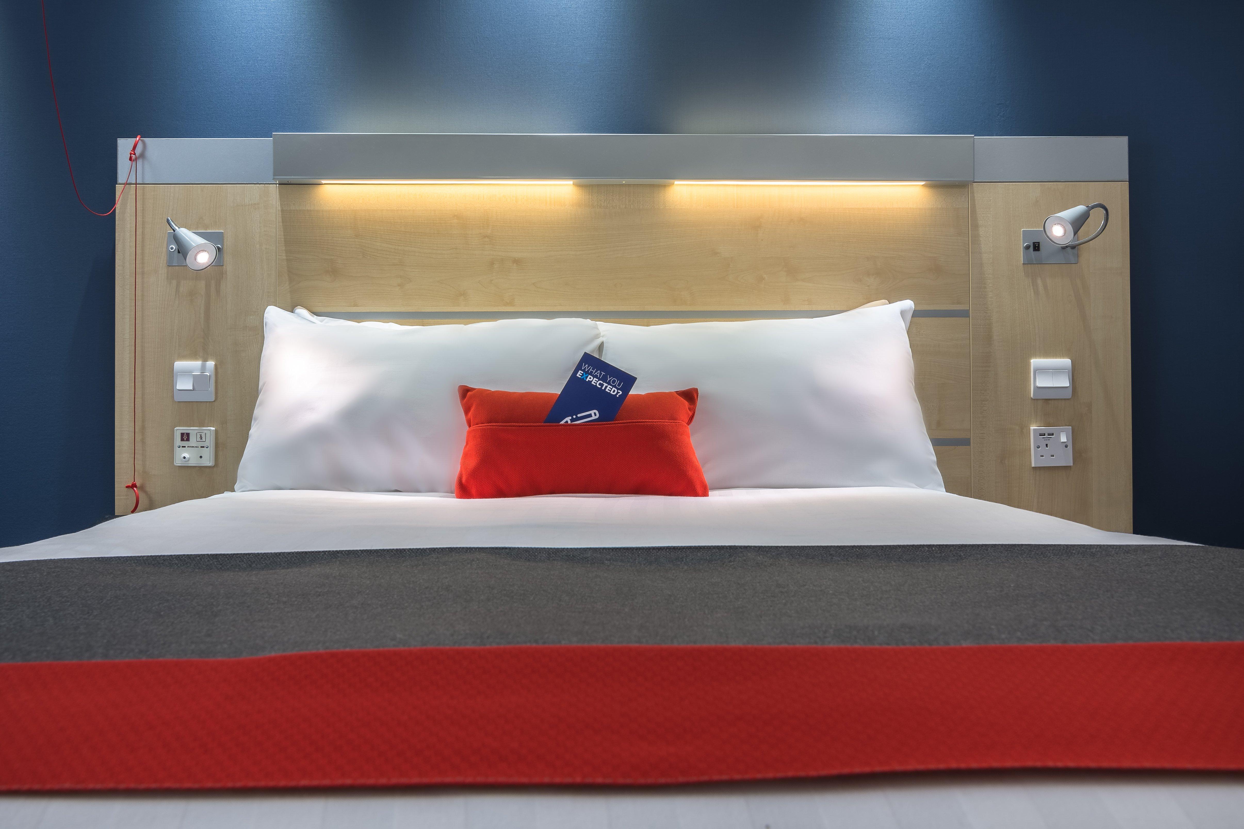 Holiday Inn Express Kettering By Ihg Exterior photo