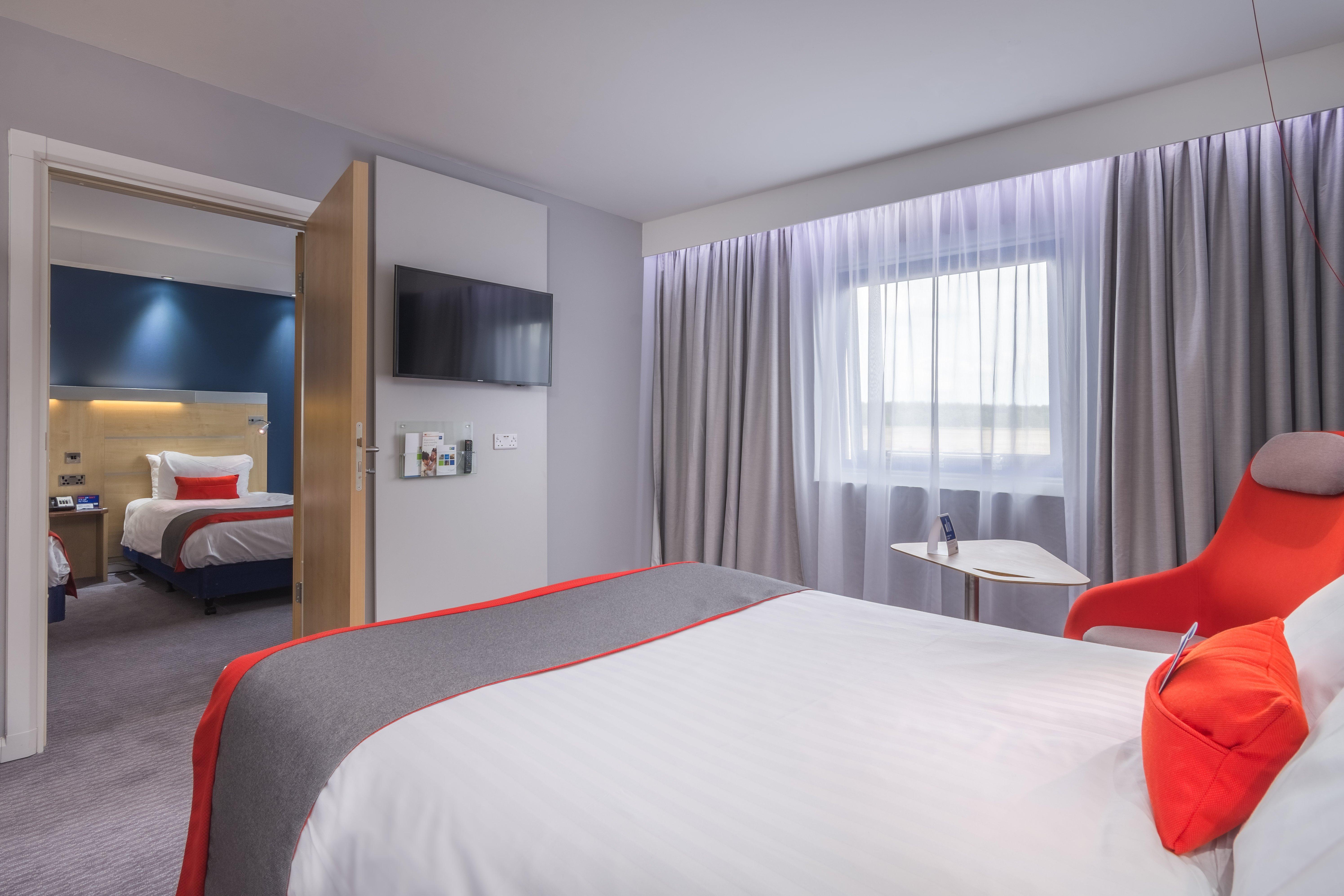 Holiday Inn Express Kettering By Ihg Exterior photo