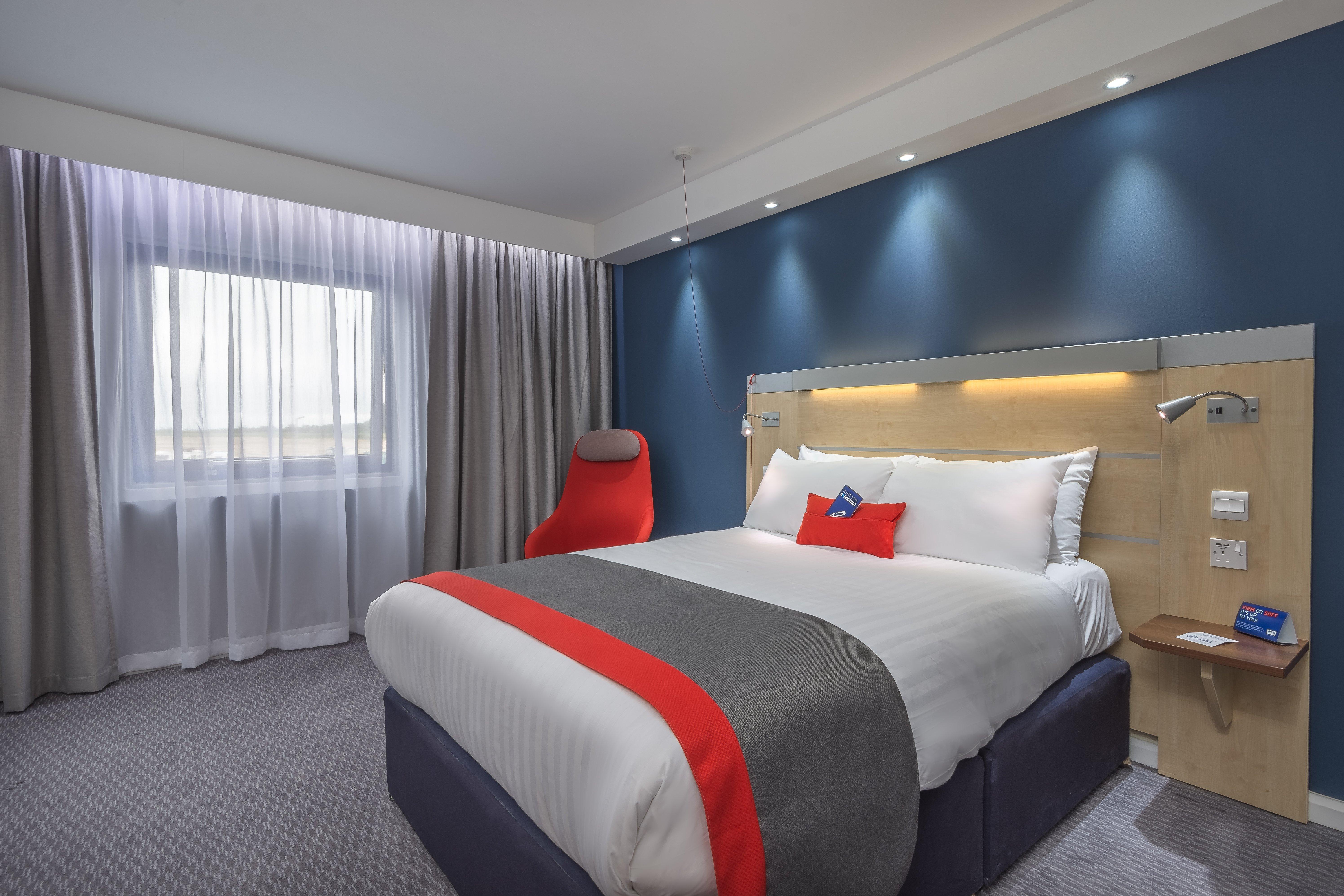 Holiday Inn Express Kettering By Ihg Exterior photo