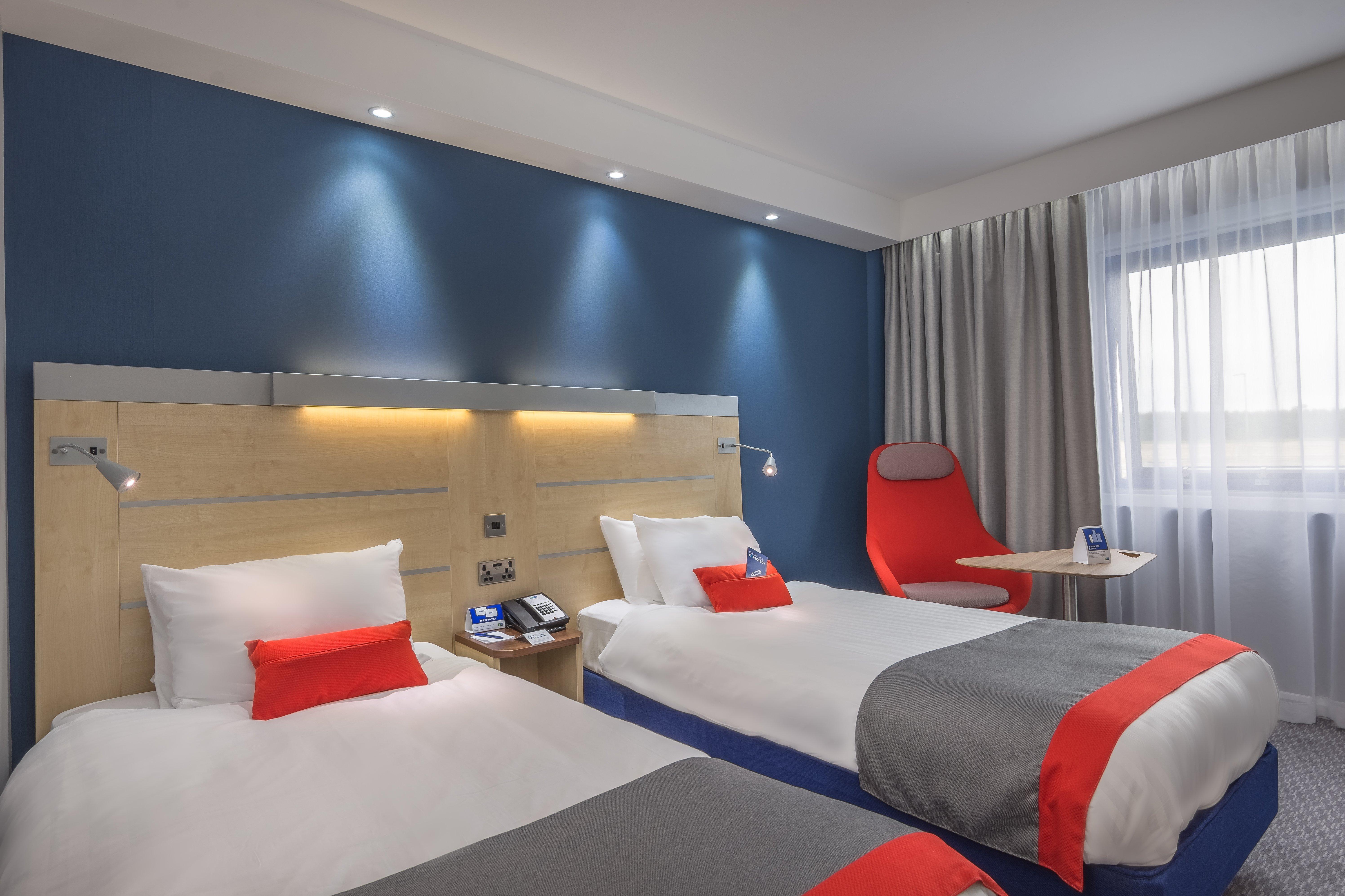 Holiday Inn Express Kettering By Ihg Exterior photo