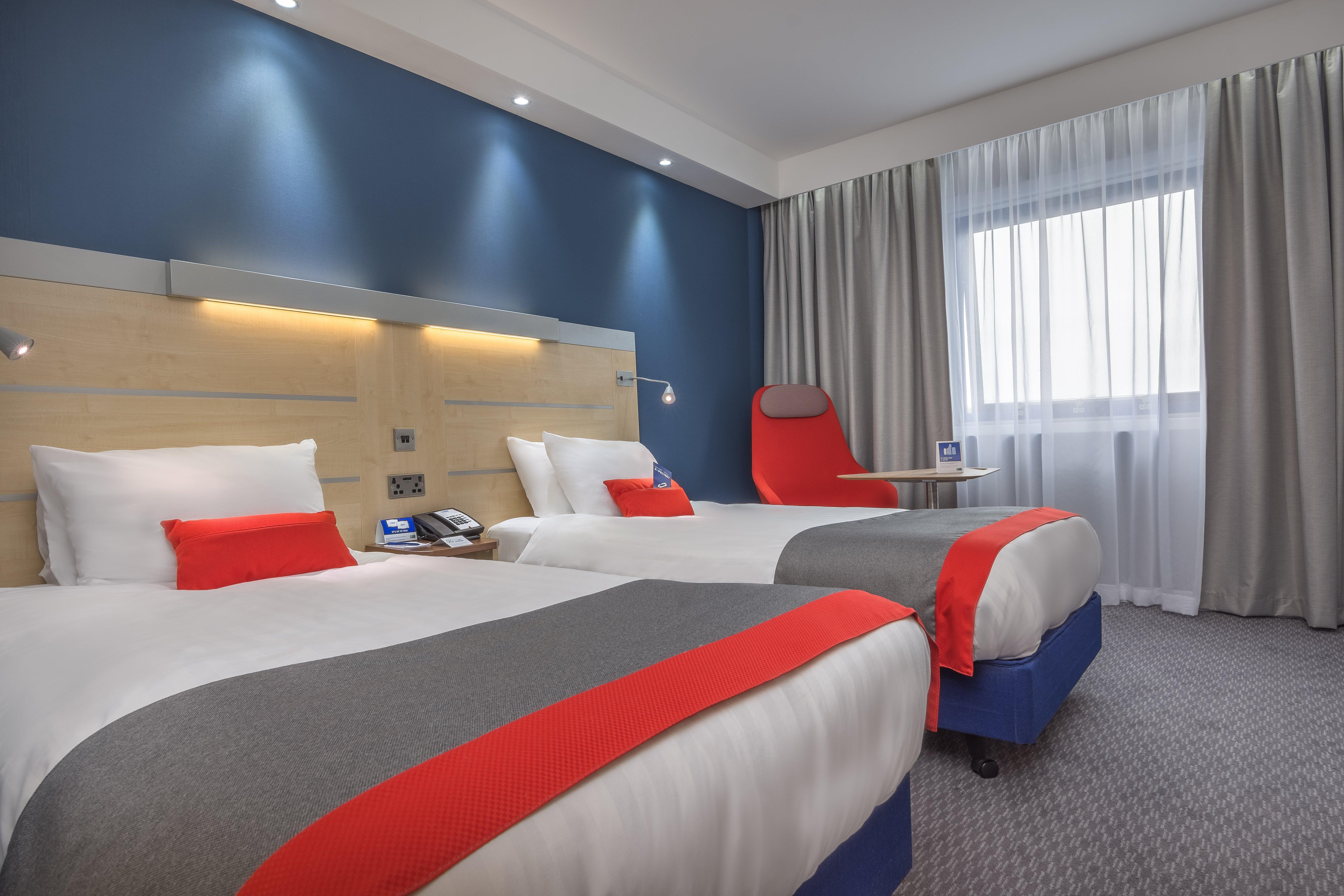 Holiday Inn Express Kettering By Ihg Exterior photo