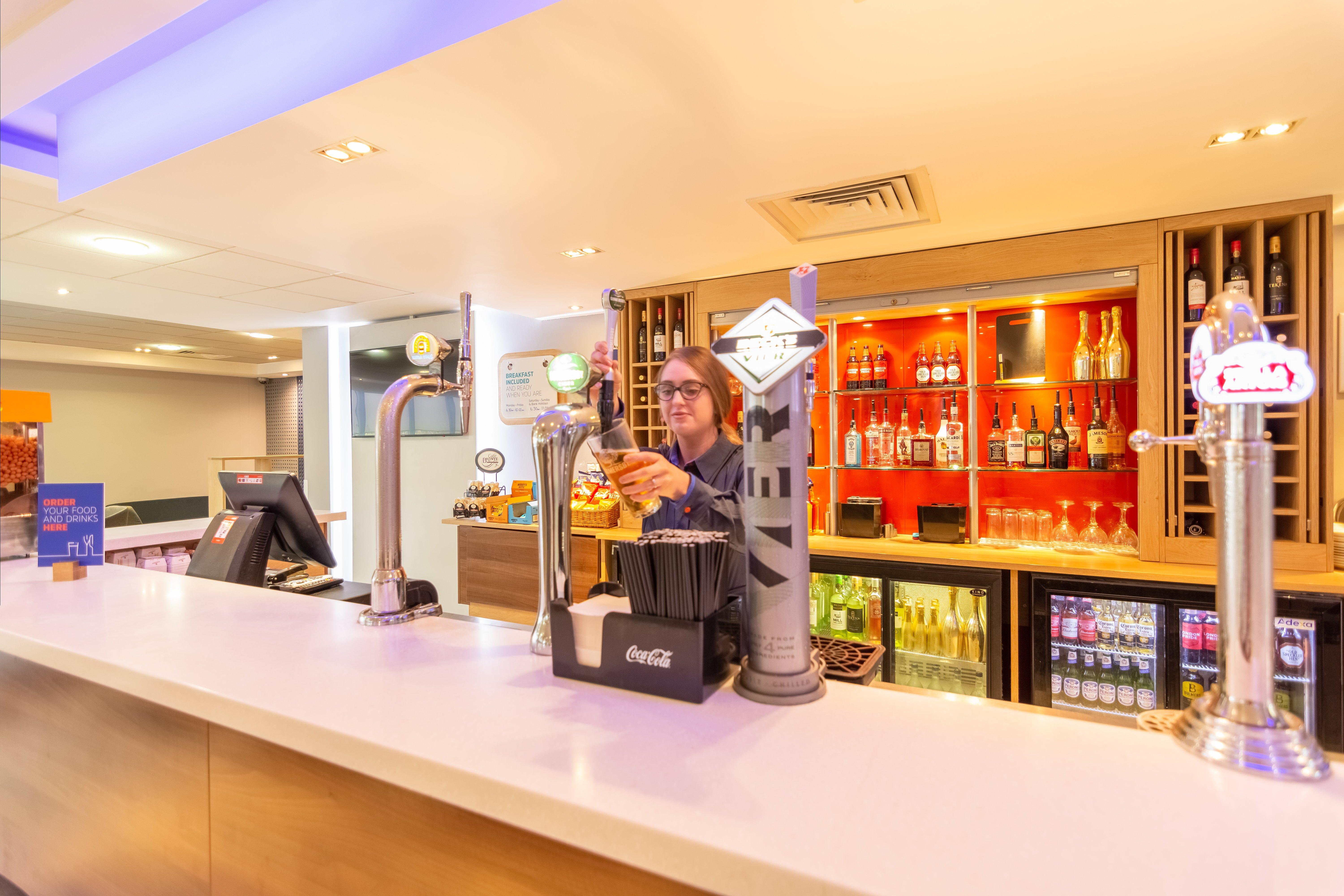 Holiday Inn Express Kettering By Ihg Exterior photo