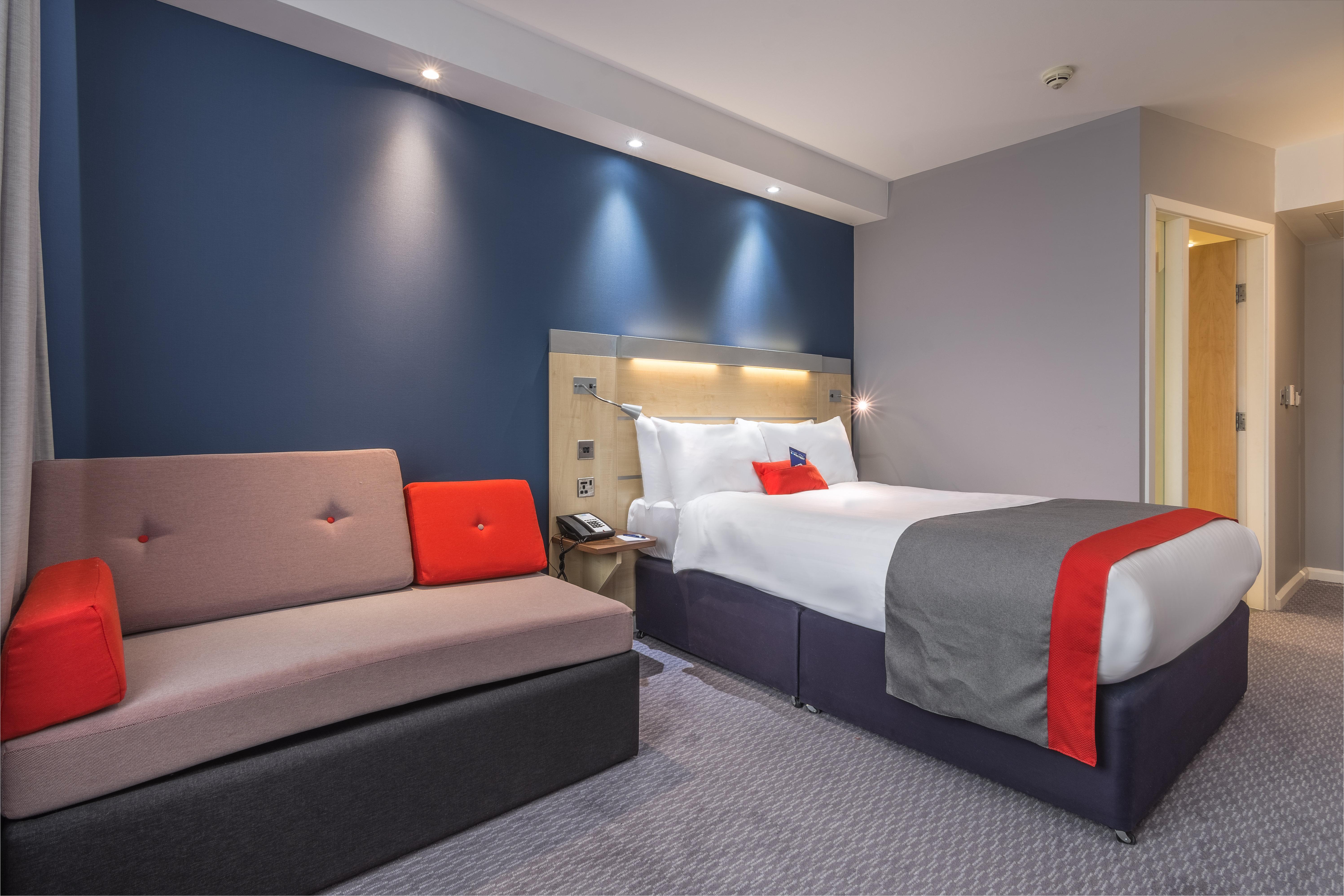 Holiday Inn Express Kettering By Ihg Exterior photo
