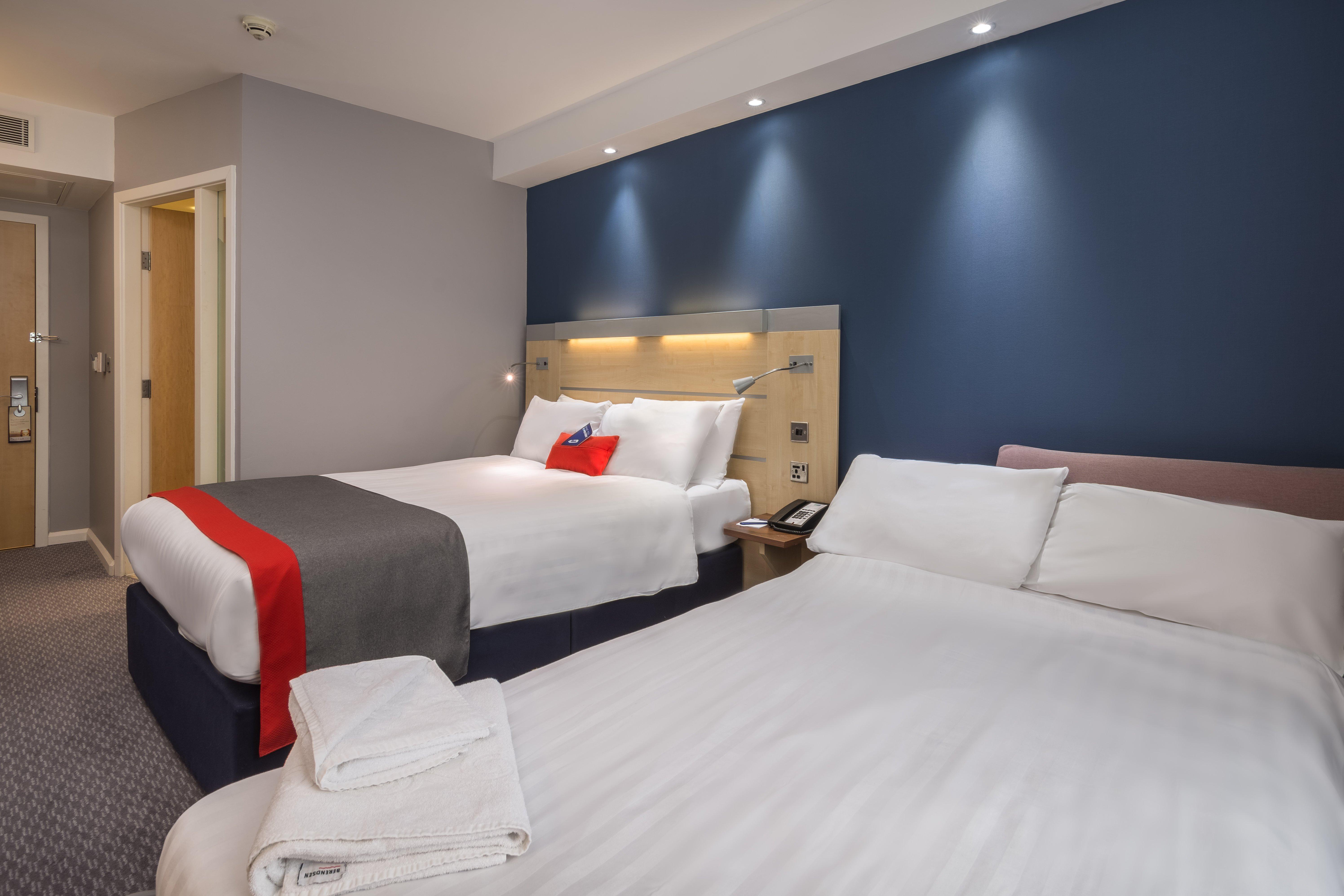 Holiday Inn Express Kettering By Ihg Exterior photo