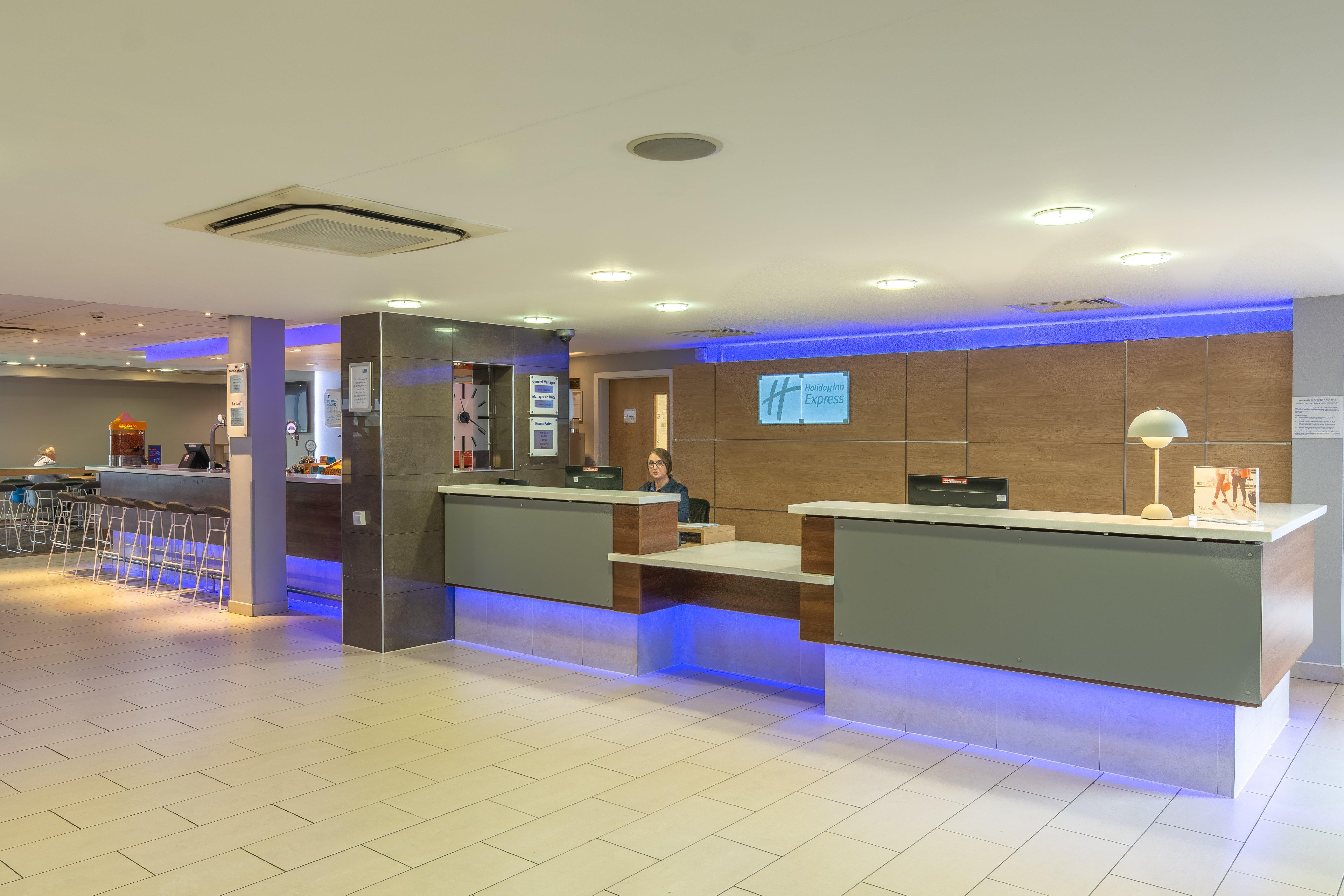 Holiday Inn Express Kettering By Ihg Exterior photo