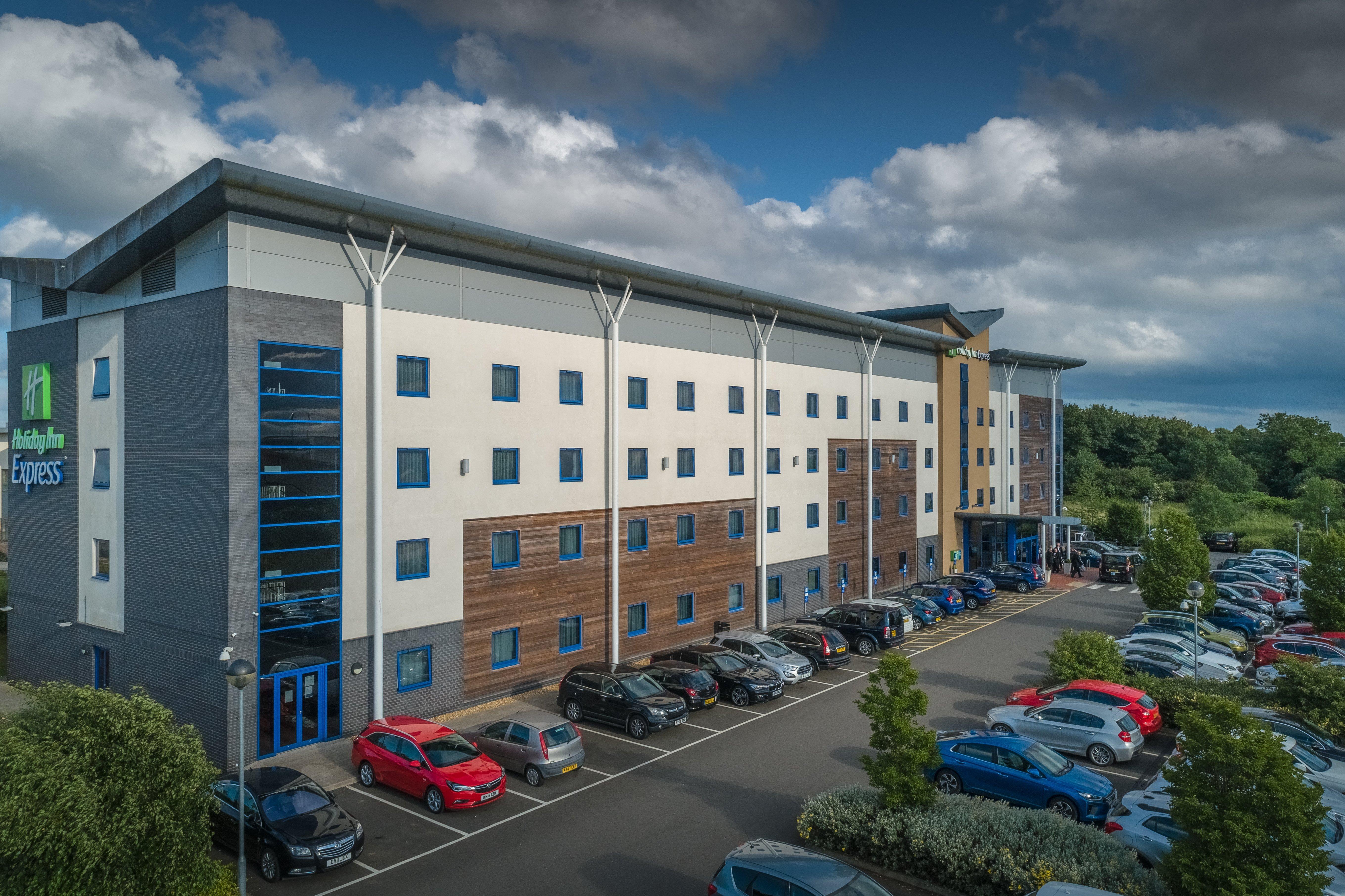 Holiday Inn Express Kettering By Ihg Exterior photo