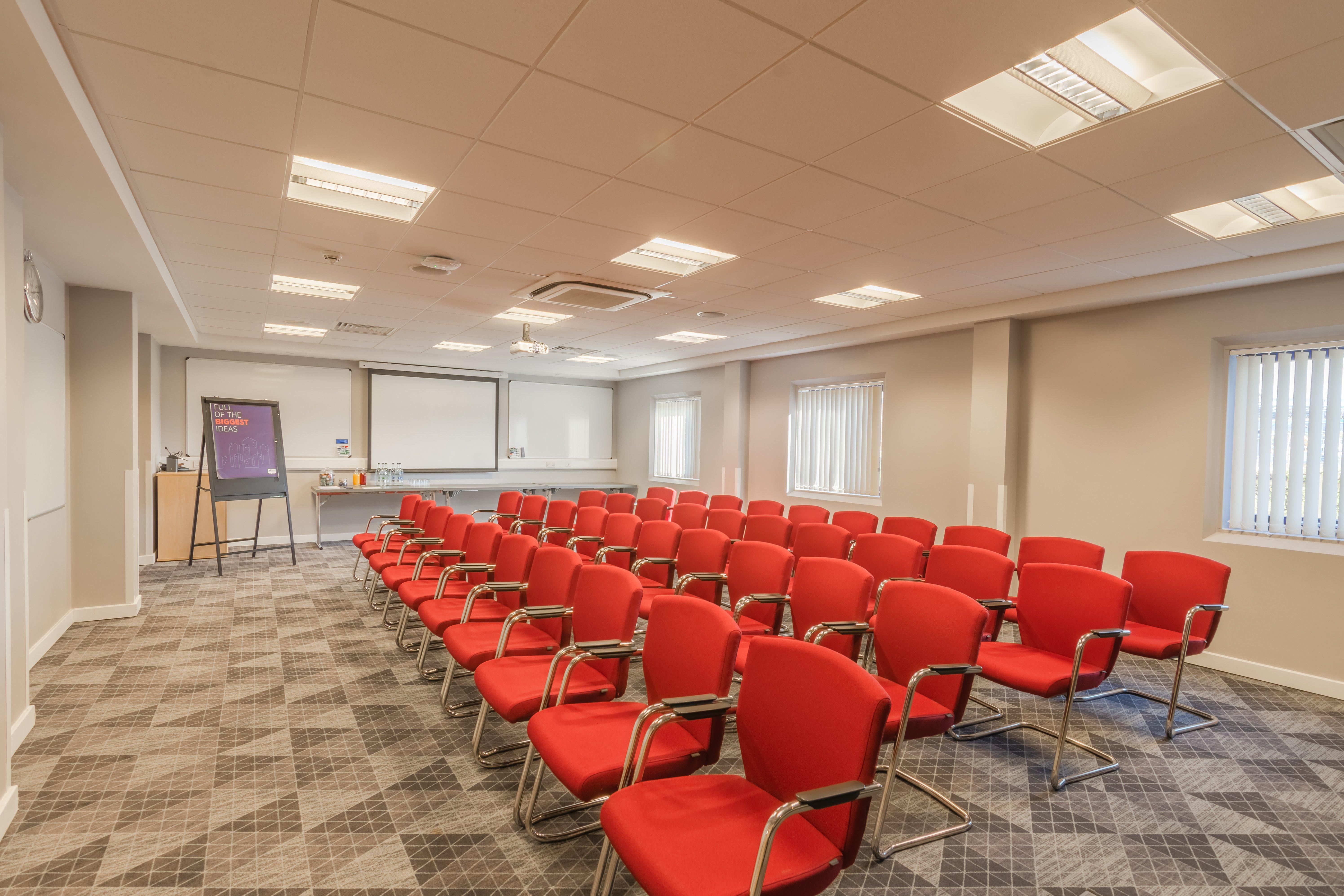 Holiday Inn Express Kettering By Ihg Exterior photo