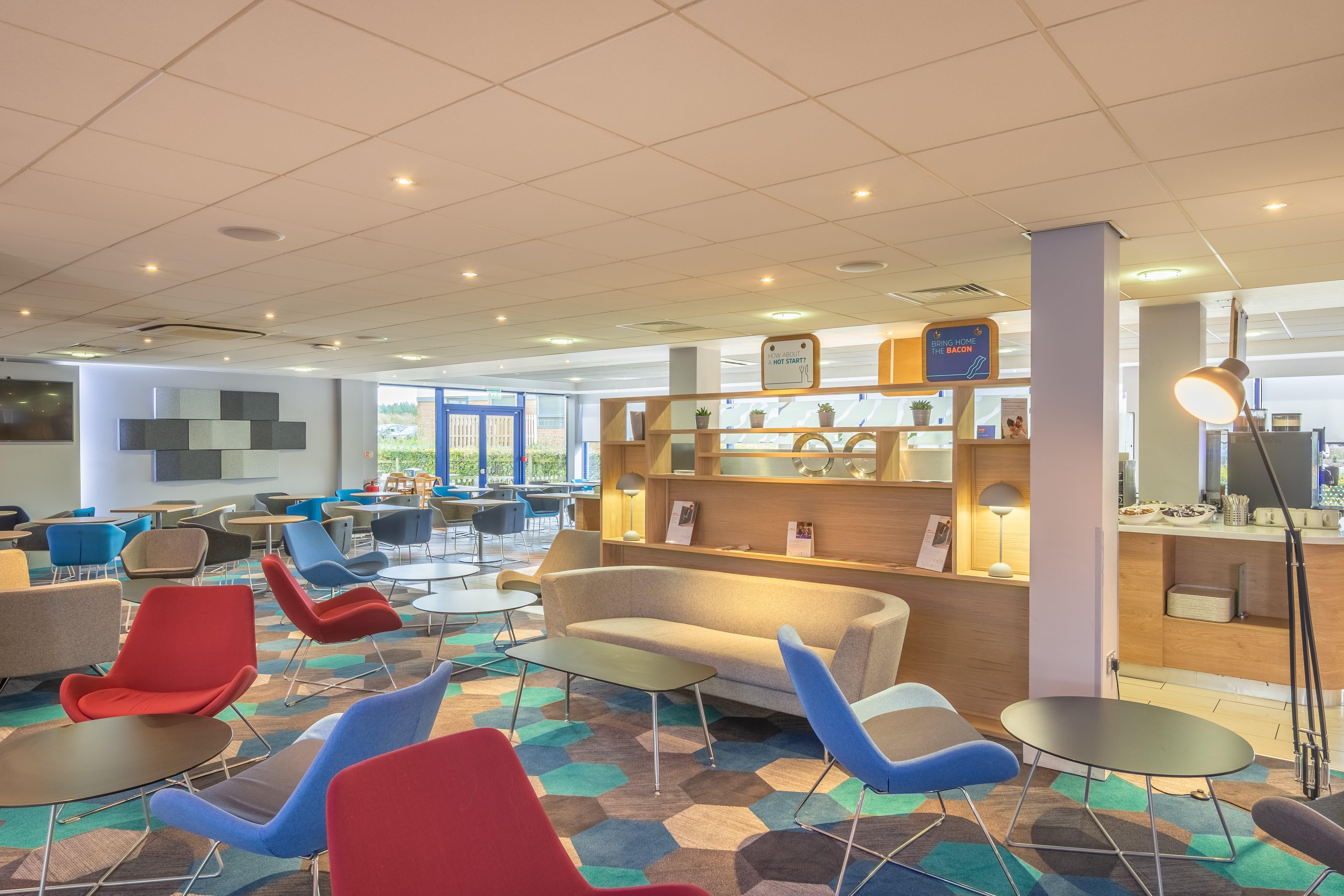 Holiday Inn Express Kettering By Ihg Exterior photo