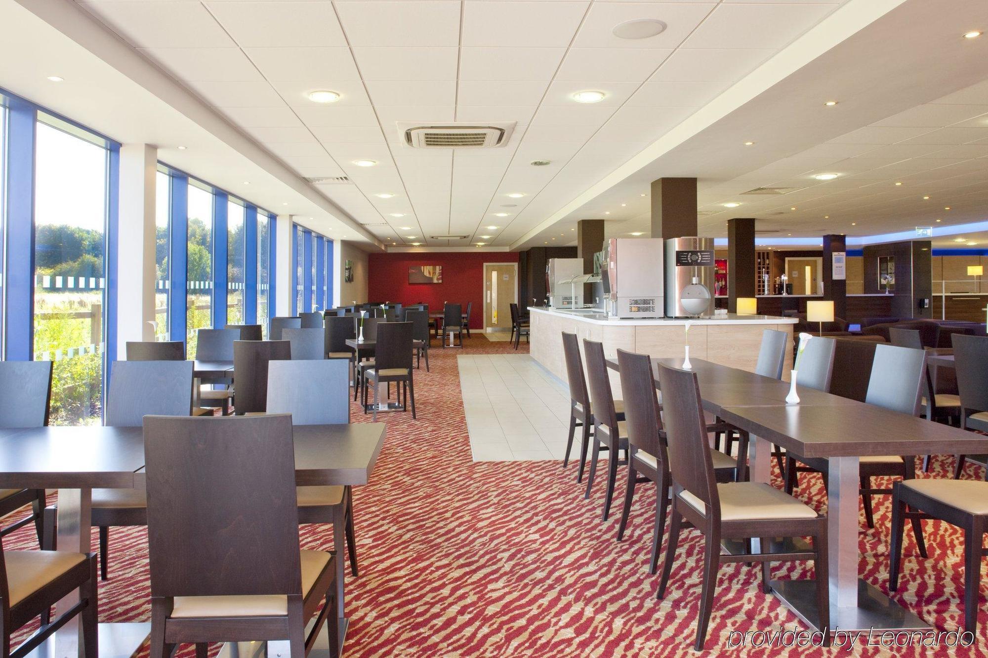 Holiday Inn Express Kettering By Ihg Exterior photo