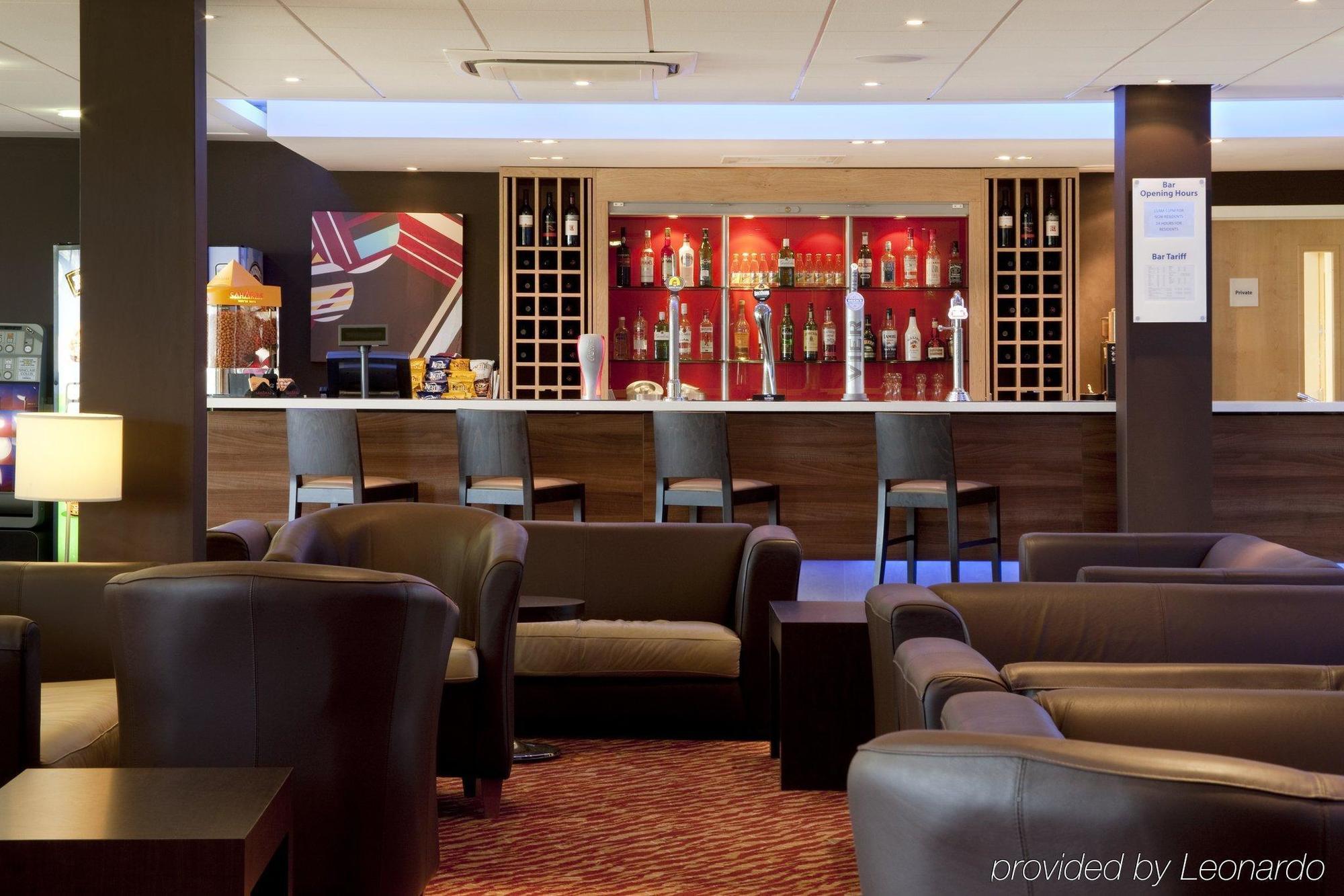 Holiday Inn Express Kettering By Ihg Exterior photo