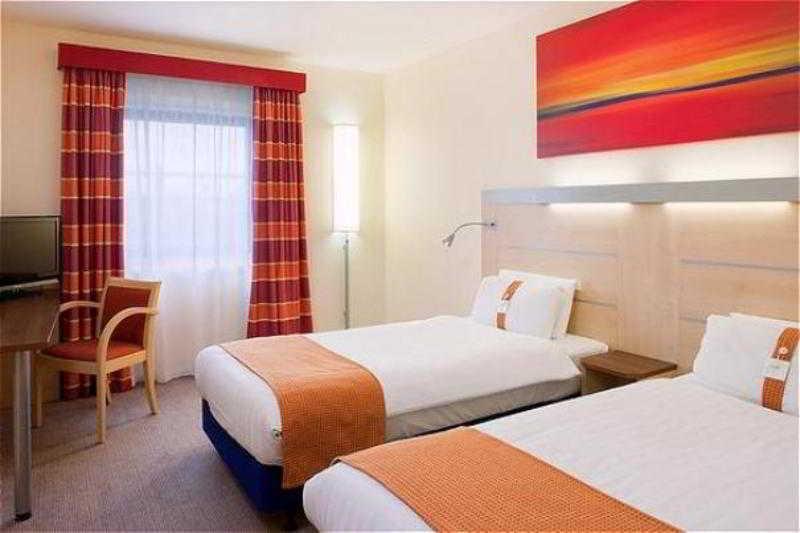 Holiday Inn Express Kettering By Ihg Room photo