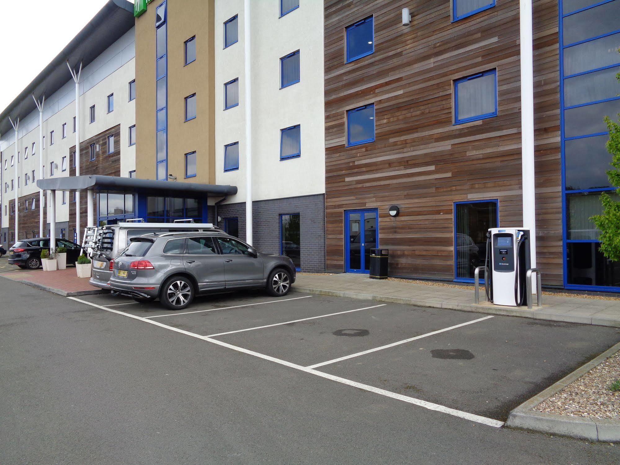 Holiday Inn Express Kettering By Ihg Exterior photo