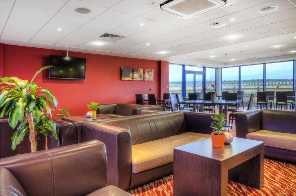 Holiday Inn Express Kettering By Ihg Exterior photo