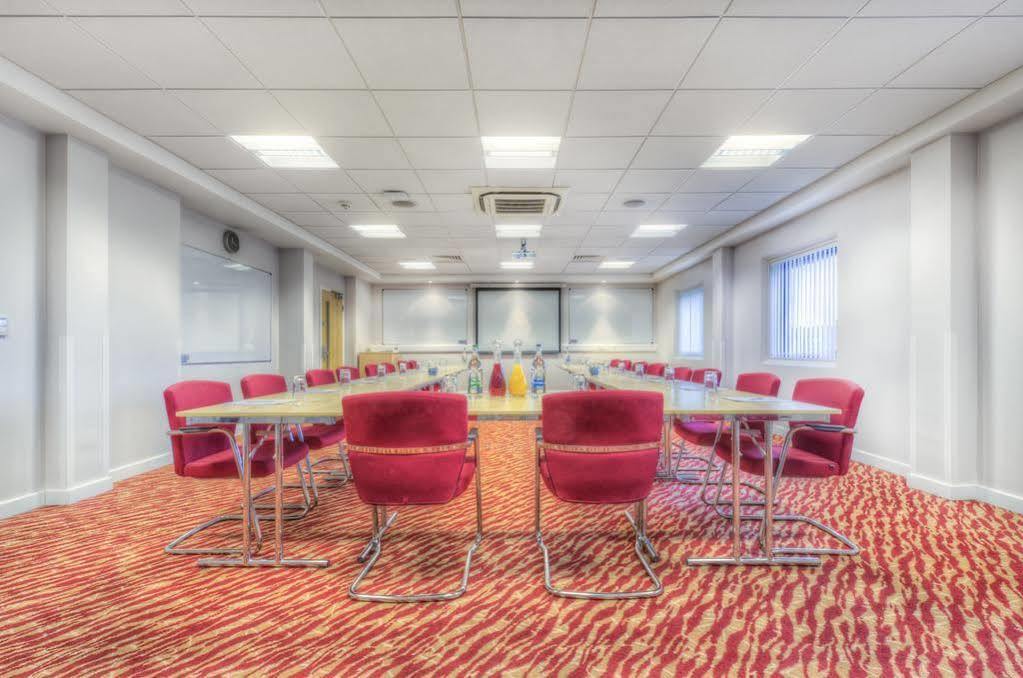 Holiday Inn Express Kettering By Ihg Exterior photo